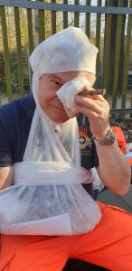 Wie versorgt man, wenn der Patient einen Gegenstand im Auge hat?