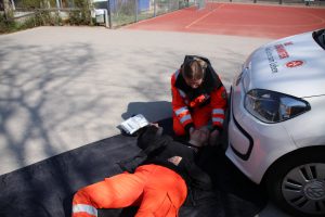 Fallbeispiel: Motorradfahrerin unter Auto