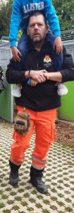 Eine ungewöhnliche Helferposition bei der Vorführung - Tierheimfest Esslingen 2019