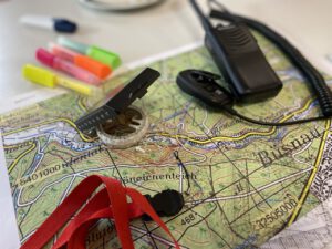 Funkgerät, Karte und Kompass: Die wichtigsten Werkzeuge eines Suchtrupphelfers