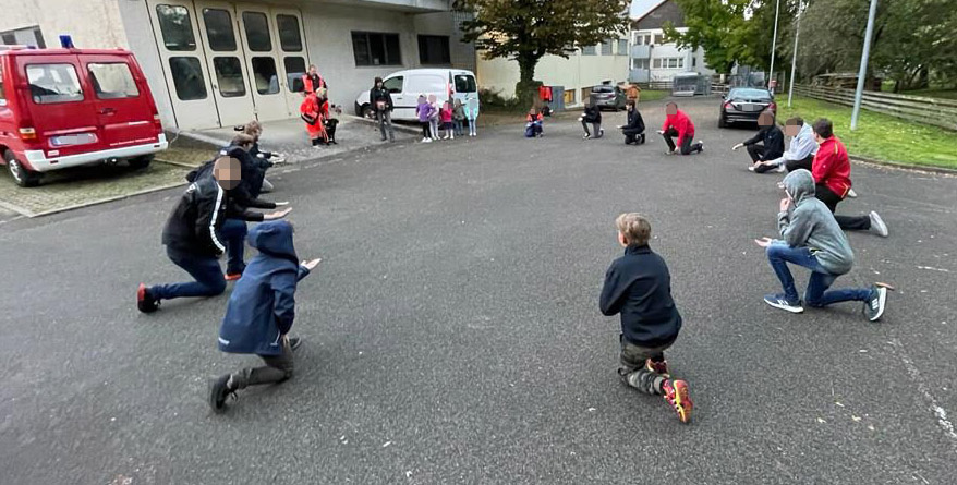 Spielkreis mit Eames | Jugendfeuerwehr meets Rettungshunde