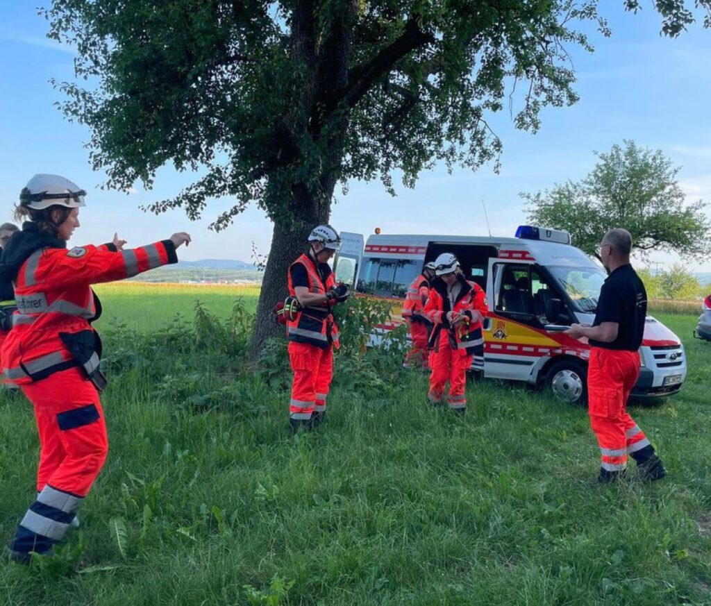 Einsatz in Neckartenzlingen | Einsatzbesprechung der Einsatzkräfte vor dem Einsatzfahrzeug