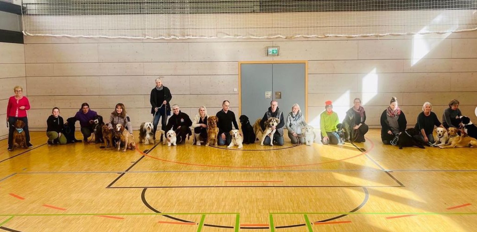 Besuchshundeausbildung 2023: 19 Mensch-Hund-Teams