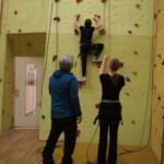 Teamarbeit: einer Sichert, einer Klettert Trainingstag mit Klettern in Freiburg 2017 - Teamarbeit: einer Sichert, einer Klettert