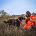 Rettungshund Mephisto holt sich bei seiner Hundeführerin Tatjana seine Belohnung ab